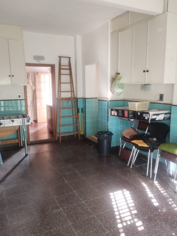 IMPECABLE CASA EN ESQUINA. 3 AMBIENTES CON GARAJE Y PARQUE. APTA CREDITO. NUEVA POMPEYA