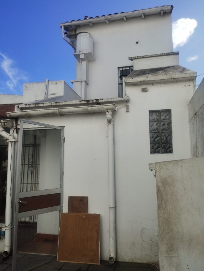 IMPECABLE CASA EN ESQUINA. 3 AMBIENTES CON GARAJE Y PARQUE. APTA CREDITO. NUEVA POMPEYA