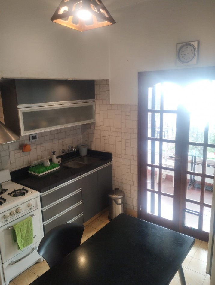 IMPECABLE CASA EN ESQUINA. 3 AMBIENTES CON GARAJE Y PARQUE. APTA CREDITO. NUEVA POMPEYA