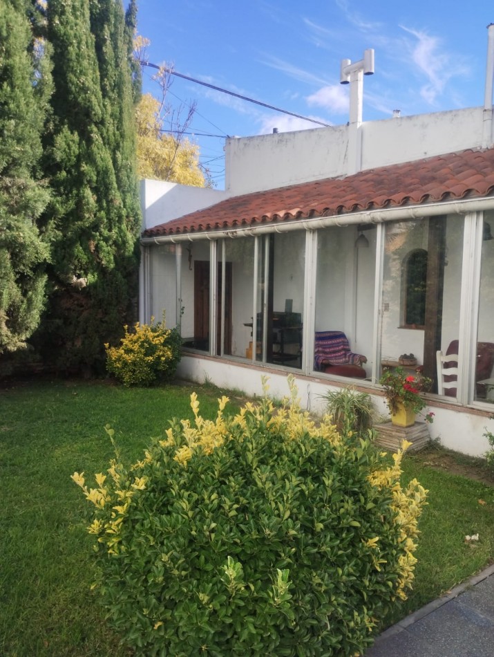 IMPECABLE CASA EN ESQUINA. 3 AMBIENTES CON GARAJE Y PARQUE. APTA CREDITO. NUEVA POMPEYA