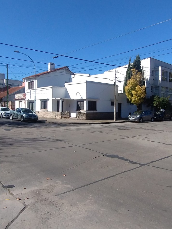 IMPECABLE CASA EN ESQUINA. 3 AMBIENTES CON GARAJE Y PARQUE. APTA CREDITO. NUEVA POMPEYA