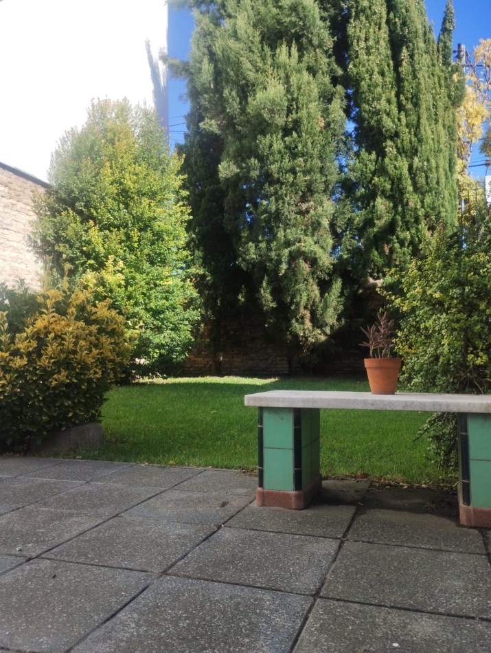 IMPECABLE CASA EN ESQUINA. 3 AMBIENTES CON GARAJE Y PARQUE. APTA CREDITO. NUEVA POMPEYA