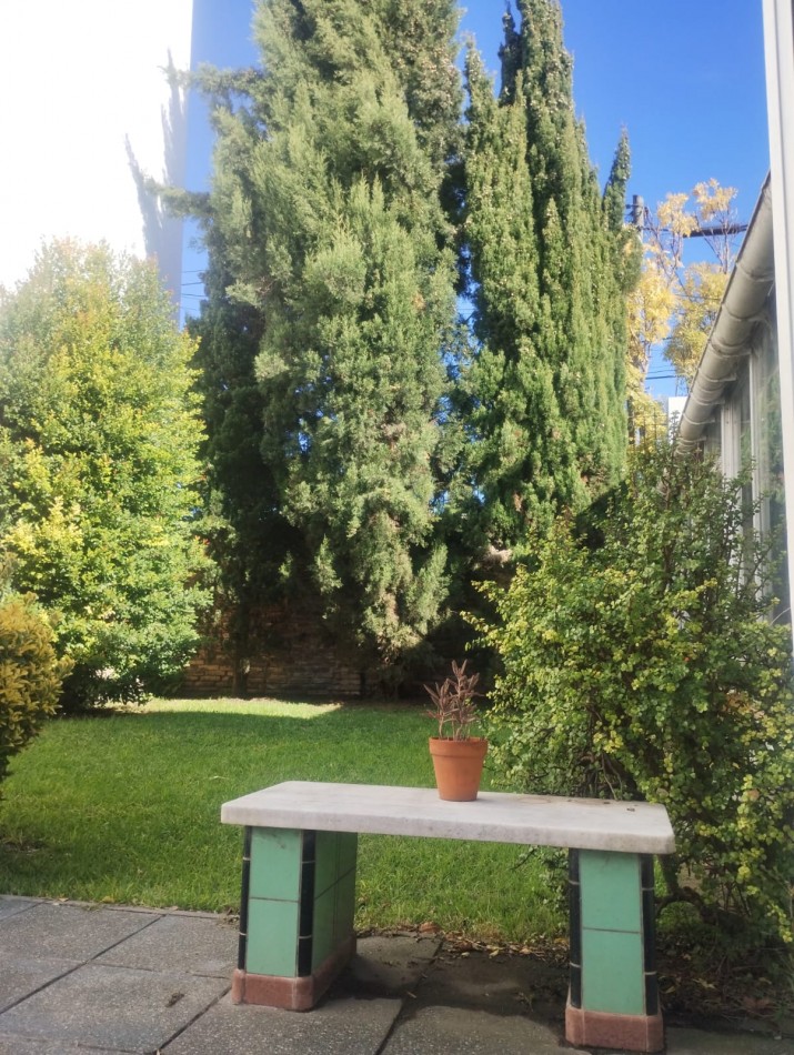 IMPECABLE CASA EN ESQUINA. 3 AMBIENTES CON GARAJE Y PARQUE. APTA CREDITO. NUEVA POMPEYA