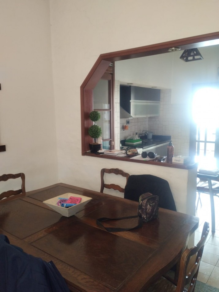 IMPECABLE CASA EN ESQUINA. 3 AMBIENTES CON GARAJE Y PARQUE. APTA CREDITO. NUEVA POMPEYA