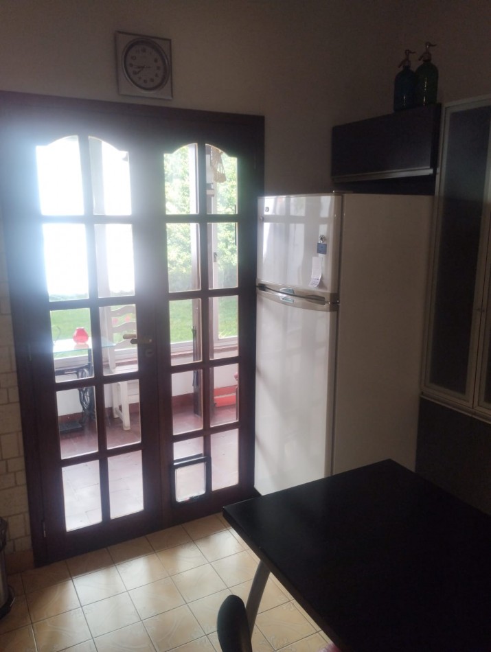 IMPECABLE CASA EN ESQUINA. 3 AMBIENTES CON GARAJE Y PARQUE. APTA CREDITO. NUEVA POMPEYA