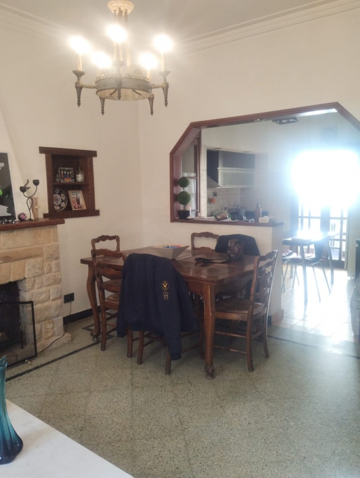 IMPECABLE CASA EN ESQUINA. 3 AMBIENTES CON GARAJE Y PARQUE. APTA CREDITO. NUEVA POMPEYA