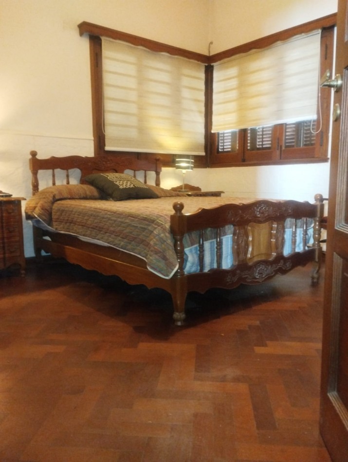 IMPECABLE CASA EN ESQUINA. 3 AMBIENTES CON GARAJE Y PARQUE. APTA CREDITO. NUEVA POMPEYA