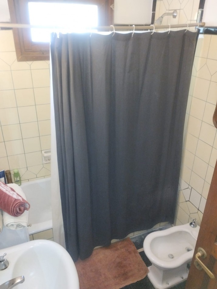 IMPECABLE CASA EN ESQUINA. 3 AMBIENTES CON GARAJE Y PARQUE. APTA CREDITO. NUEVA POMPEYA