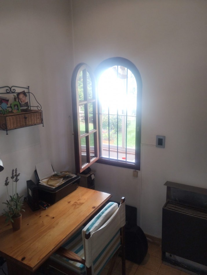 IMPECABLE CASA EN ESQUINA. 3 AMBIENTES CON GARAJE Y PARQUE. APTA CREDITO. NUEVA POMPEYA