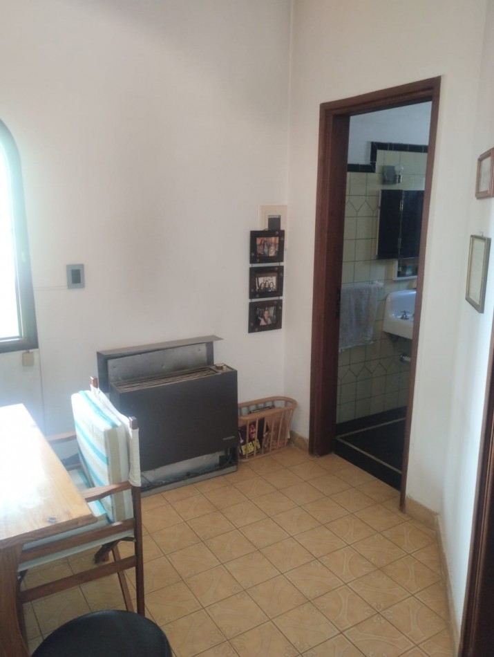 IMPECABLE CASA EN ESQUINA. 3 AMBIENTES CON GARAJE Y PARQUE. APTA CREDITO. NUEVA POMPEYA