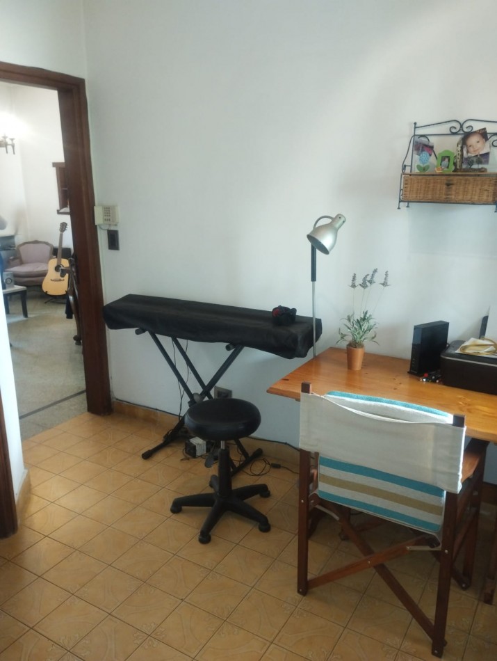 IMPECABLE CASA EN ESQUINA. 3 AMBIENTES CON GARAJE Y PARQUE. APTA CREDITO. NUEVA POMPEYA