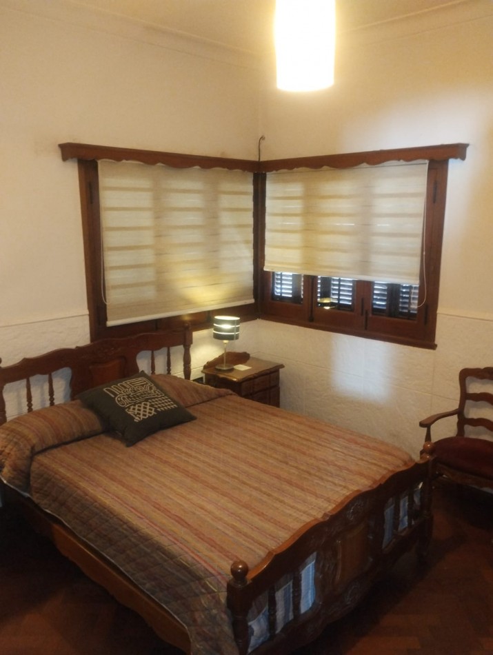 IMPECABLE CASA EN ESQUINA. 3 AMBIENTES CON GARAJE Y PARQUE. APTA CREDITO. NUEVA POMPEYA