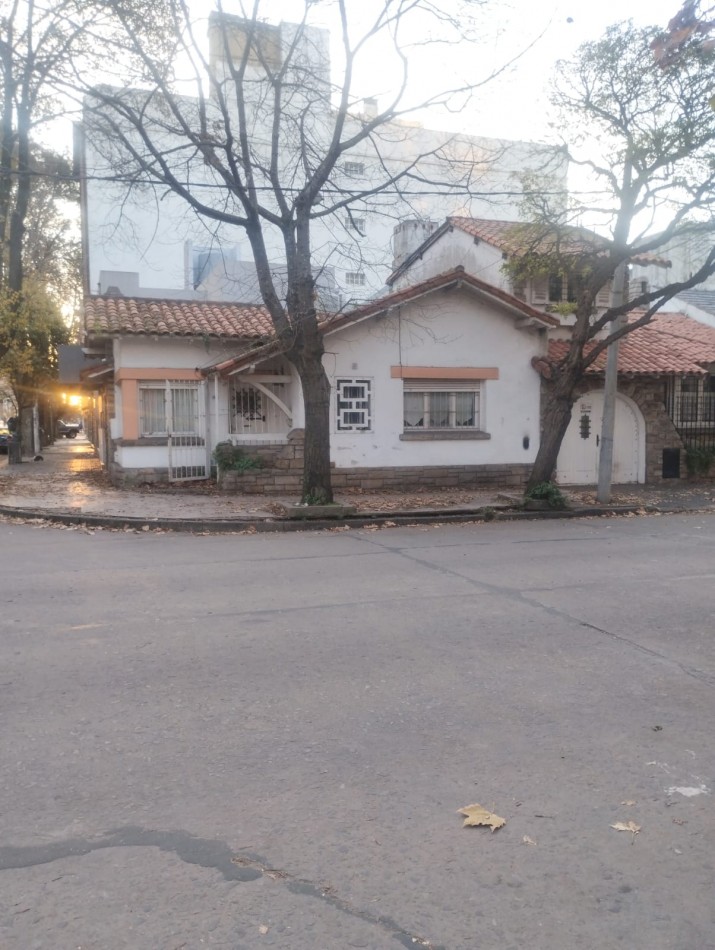 CHALET EN LOTE PROPIO EN ESQUINA. A RECICLAR INTEGRAMENTE. LA RIOJA Y RAWSON. ZONIFICACION R2