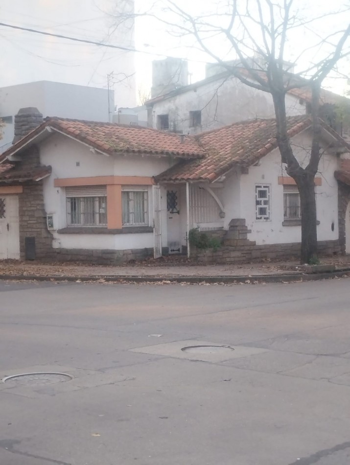 CHALET EN LOTE PROPIO EN ESQUINA. A RECICLAR INTEGRAMENTE. LA RIOJA Y RAWSON. ZONIFICACION R2