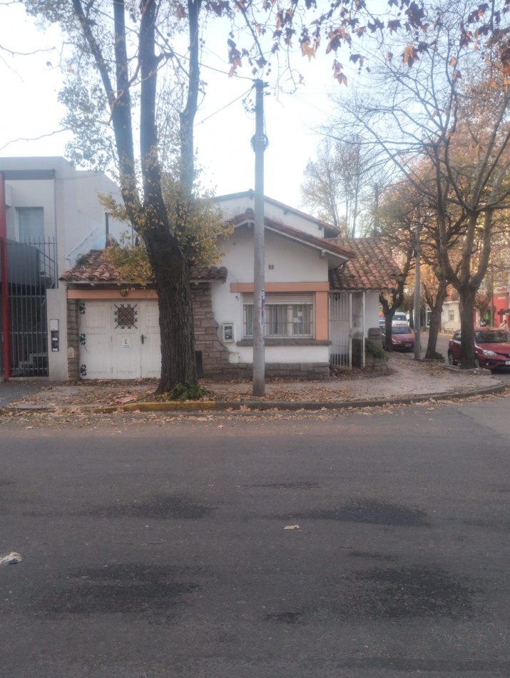 CHALET EN LOTE PROPIO EN ESQUINA. A RECICLAR INTEGRAMENTE. LA RIOJA Y RAWSON. ZONIFICACION R2