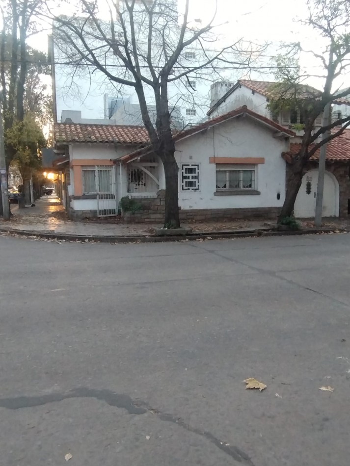 CHALET EN LOTE PROPIO EN ESQUINA. A RECICLAR INTEGRAMENTE. LA RIOJA Y RAWSON. ZONIFICACION R2