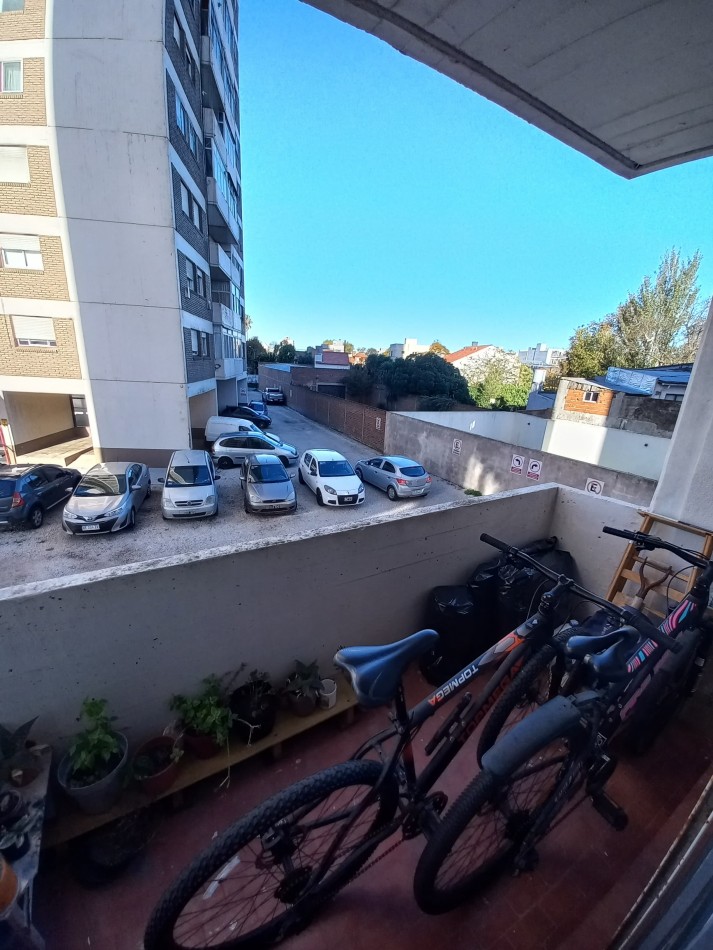 DEPARTAMENTO DE 3 AMBIENTES CON BALCON SALIENTE Y ESPACIO DE COCHERA. A METROS UNIVERSIDAD NACIONAL