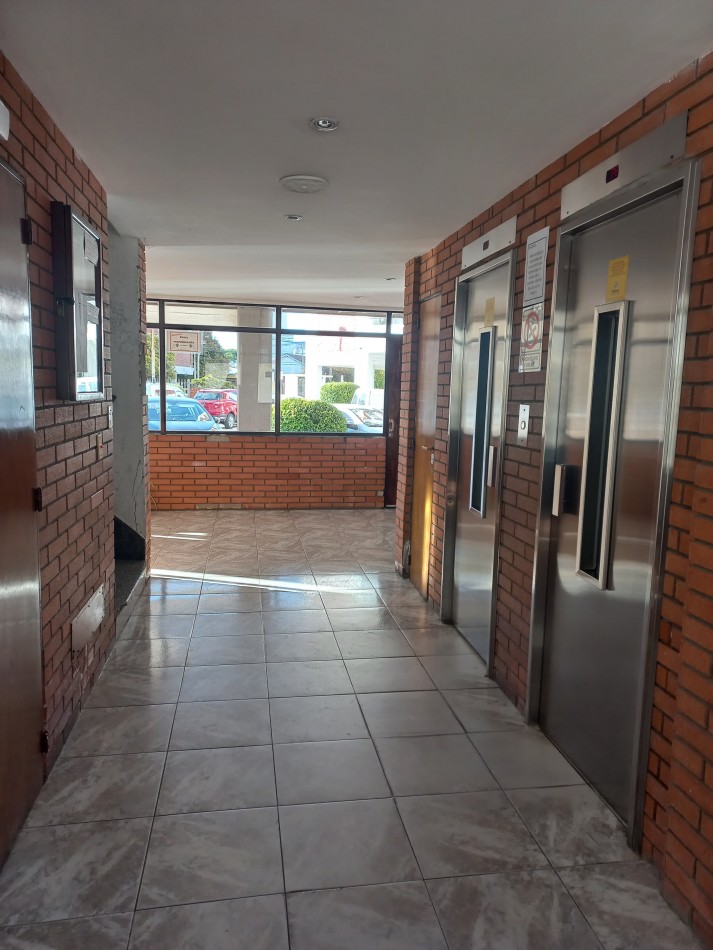 DEPARTAMENTO DE 3 AMBIENTES CON BALCON SALIENTE Y ESPACIO DE COCHERA. A METROS UNIVERSIDAD NACIONAL