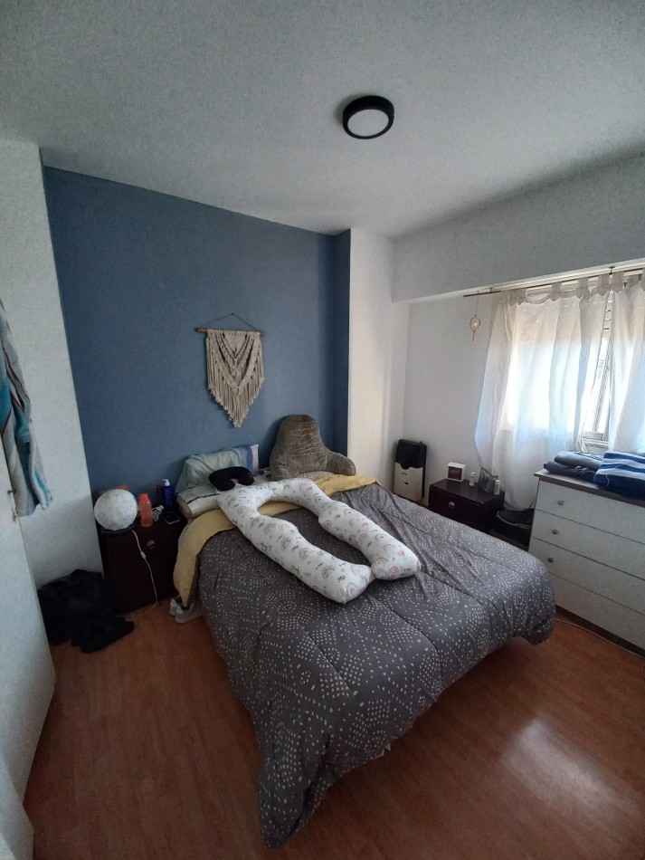 DEPARTAMENTO DE 3 AMBIENTES CON BALCON SALIENTE Y ESPACIO DE COCHERA. A METROS UNIVERSIDAD NACIONAL