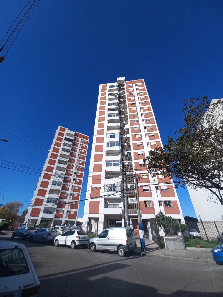 DEPARTAMENTO DE 3 AMBIENTES CON BALCON SALIENTE Y ESPACIO DE COCHERA. A METROS UNIVERSIDAD NACIONAL
