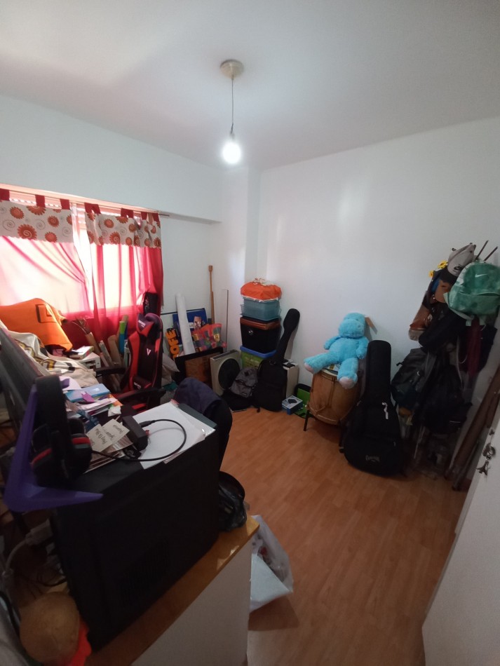 DEPARTAMENTO DE 3 AMBIENTES CON BALCON SALIENTE Y ESPACIO DE COCHERA. A METROS UNIVERSIDAD NACIONAL