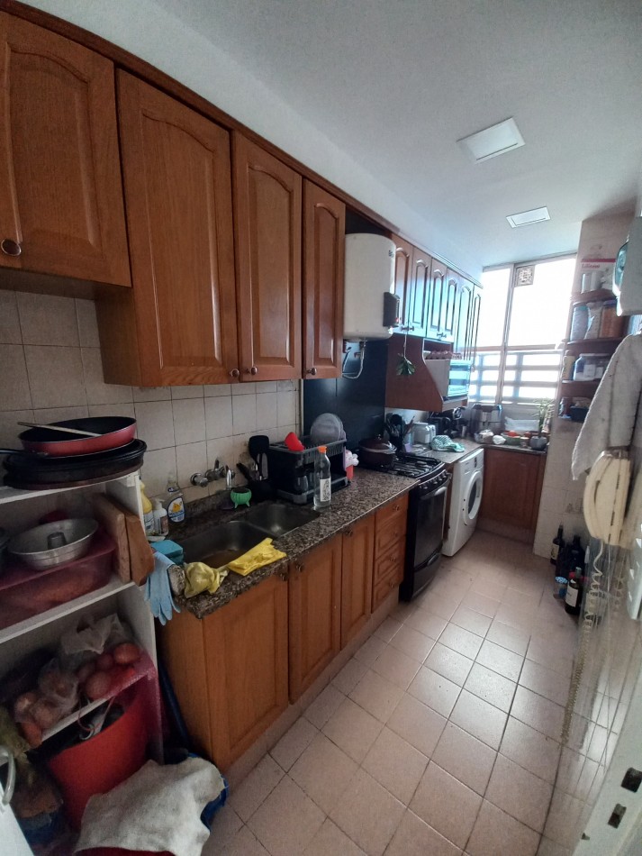 DEPARTAMENTO DE 3 AMBIENTES CON BALCON SALIENTE Y ESPACIO DE COCHERA. A METROS UNIVERSIDAD NACIONAL