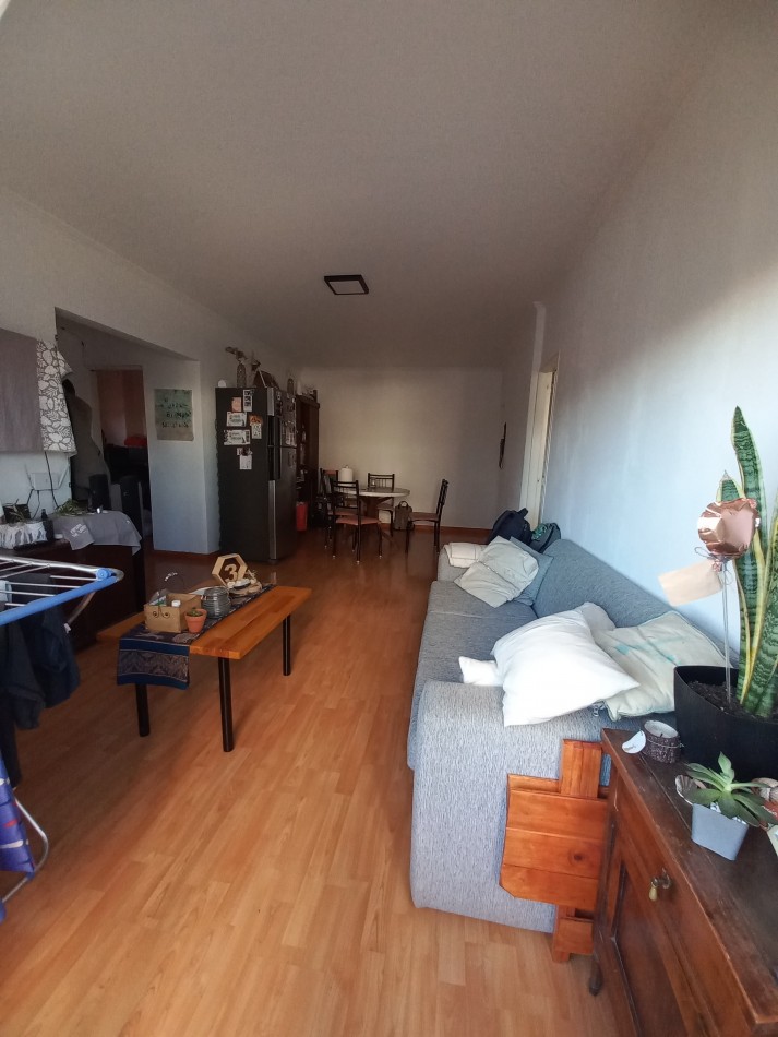 DEPARTAMENTO DE 3 AMBIENTES CON BALCON SALIENTE Y ESPACIO DE COCHERA. A METROS UNIVERSIDAD NACIONAL
