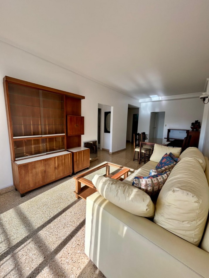 DEPARTAMENTO DE 3 AMBIENTES CON DEPENDENCIA. BALCONES SALIENTES CON VISTA A LA PLAZA Y EL MAR.