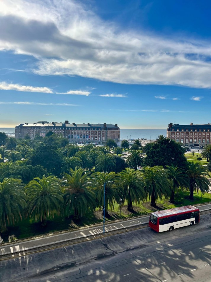 DEPARTAMENTO DE 3 AMBIENTES CON DEPENDENCIA. BALCONES SALIENTES CON VISTA A LA PLAZA Y EL MAR.