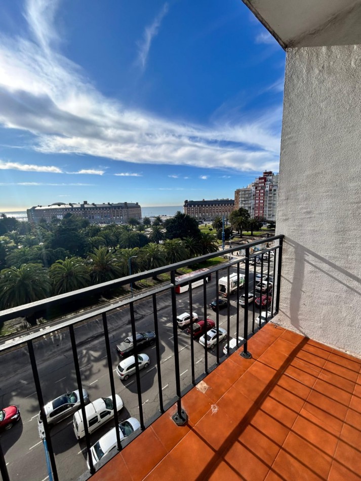DEPARTAMENTO DE 3 AMBIENTES CON DEPENDENCIA. BALCONES SALIENTES CON VISTA A LA PLAZA Y EL MAR.