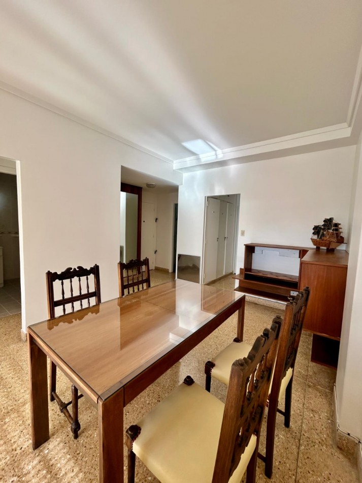 DEPARTAMENTO DE 3 AMBIENTES CON DEPENDENCIA. BALCONES SALIENTES CON VISTA A LA PLAZA Y EL MAR.