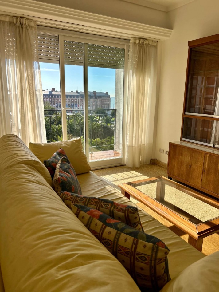 DEPARTAMENTO DE 3 AMBIENTES CON DEPENDENCIA. BALCONES SALIENTES CON VISTA A LA PLAZA Y EL MAR.