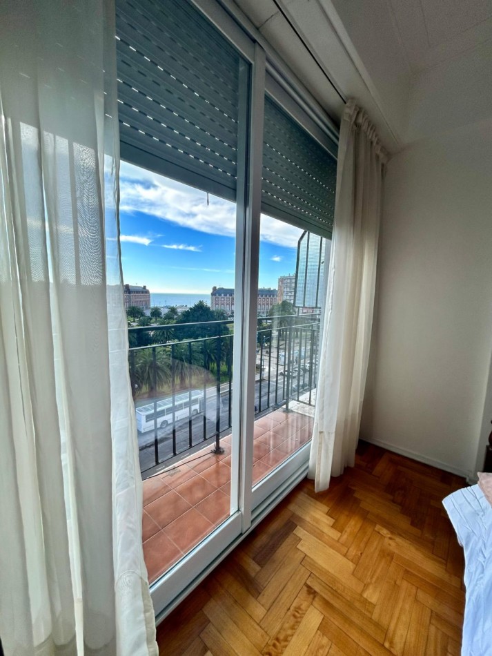 DEPARTAMENTO DE 3 AMBIENTES CON DEPENDENCIA. BALCONES SALIENTES CON VISTA A LA PLAZA Y EL MAR.
