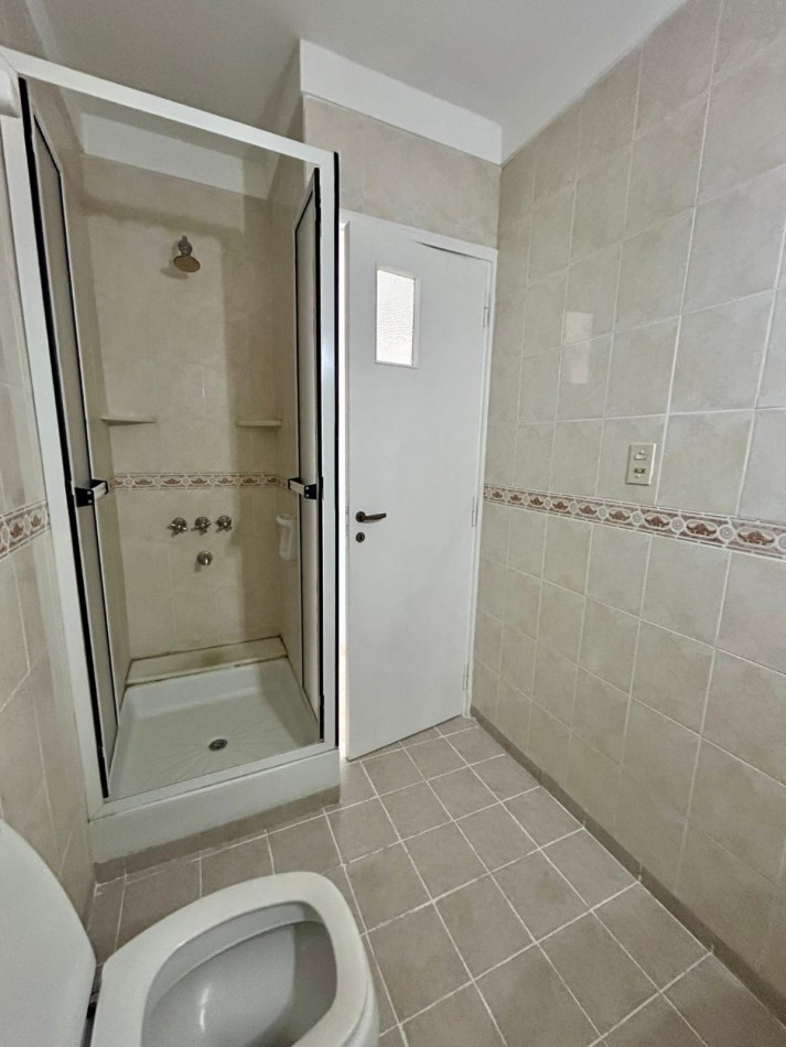DEPARTAMENTO DE 3 AMBIENTES CON DEPENDENCIA. BALCONES SALIENTES CON VISTA A LA PLAZA Y EL MAR.