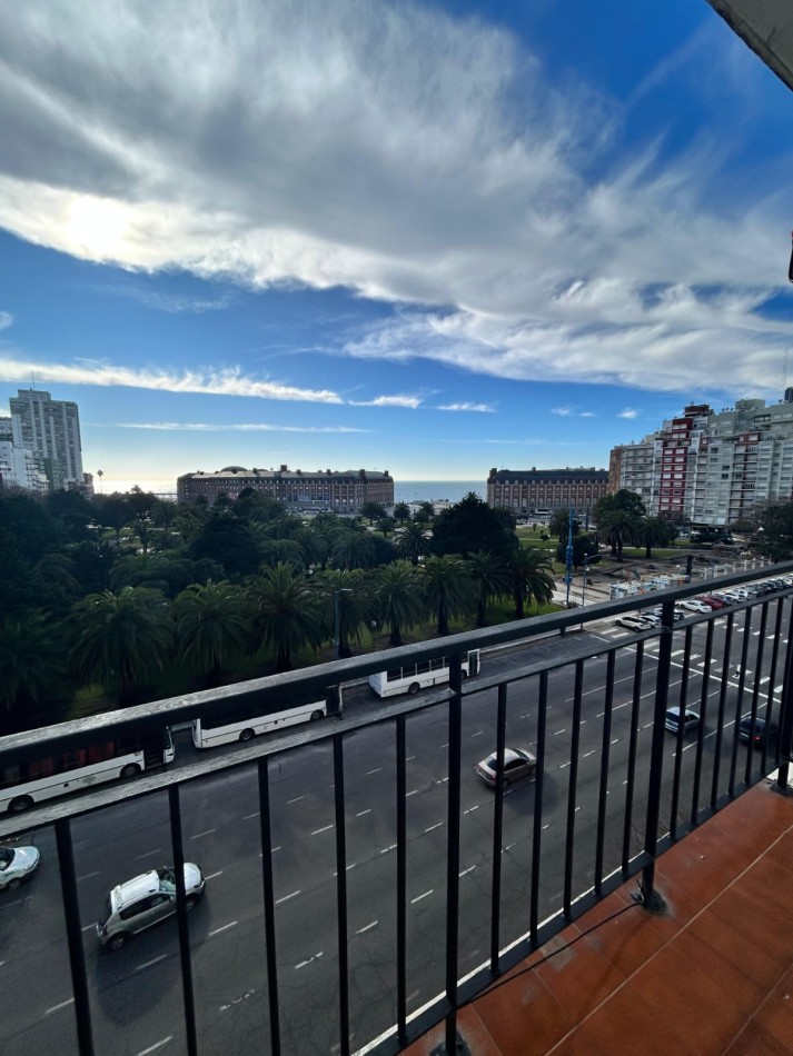 DEPARTAMENTO DE 3 AMBIENTES CON DEPENDENCIA. BALCONES SALIENTES CON VISTA A LA PLAZA Y EL MAR.