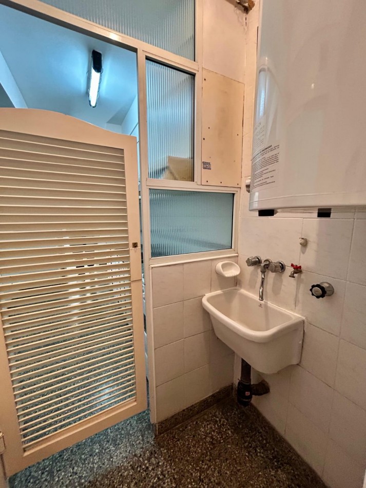 DEPARTAMENTO DE 3 AMBIENTES CON DEPENDENCIA. BALCONES SALIENTES CON VISTA A LA PLAZA Y EL MAR.
