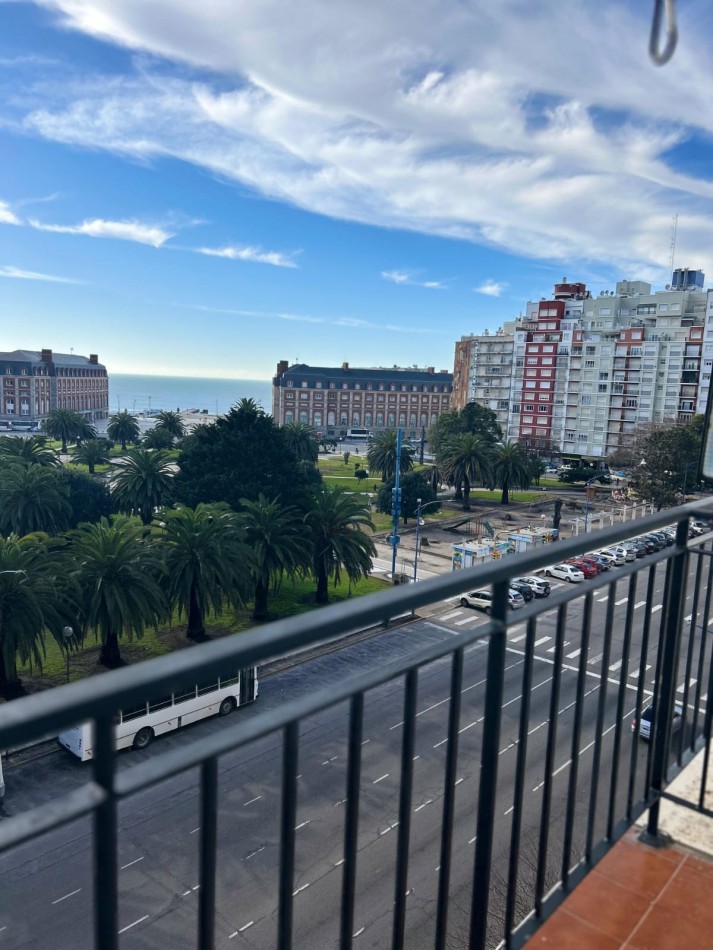 DEPARTAMENTO DE 3 AMBIENTES CON DEPENDENCIA. BALCONES SALIENTES CON VISTA A LA PLAZA Y EL MAR.