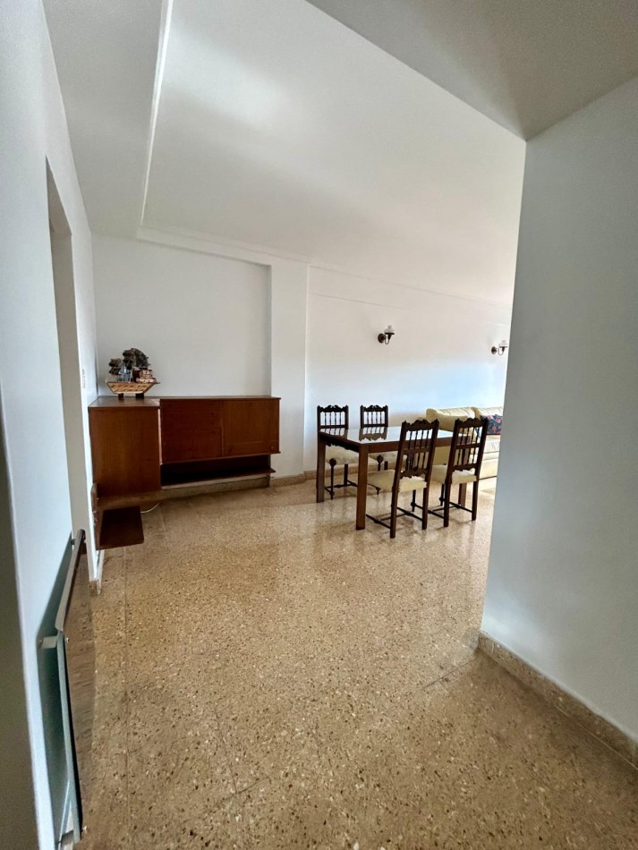 DEPARTAMENTO DE 3 AMBIENTES CON DEPENDENCIA. BALCONES SALIENTES CON VISTA A LA PLAZA Y EL MAR.