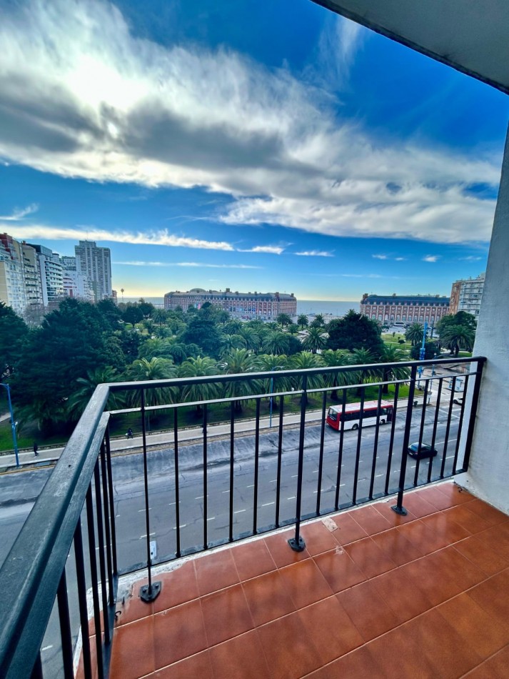 DEPARTAMENTO DE 3 AMBIENTES CON DEPENDENCIA. BALCONES SALIENTES CON VISTA A LA PLAZA Y EL MAR.