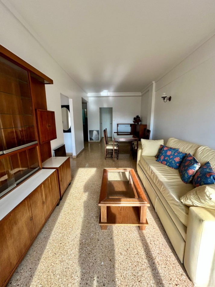 DEPARTAMENTO DE 3 AMBIENTES CON DEPENDENCIA. BALCONES SALIENTES CON VISTA A LA PLAZA Y EL MAR.