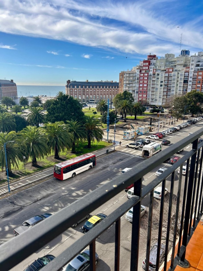 DEPARTAMENTO DE 3 AMBIENTES CON DEPENDENCIA. BALCONES SALIENTES CON VISTA A LA PLAZA Y EL MAR.