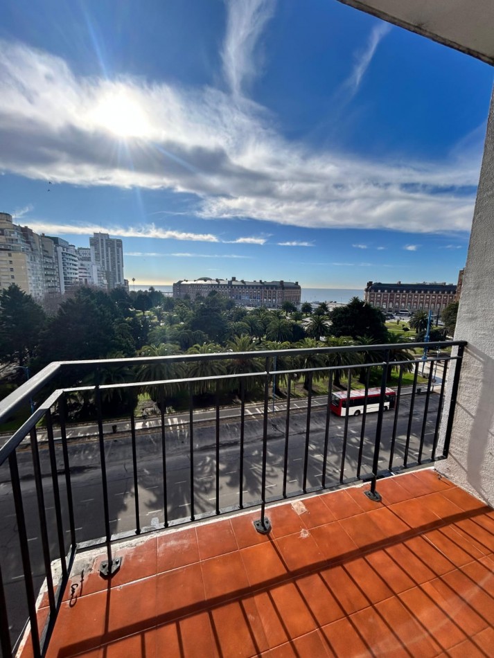 DEPARTAMENTO DE 3 AMBIENTES CON DEPENDENCIA. BALCONES SALIENTES CON VISTA A LA PLAZA Y EL MAR.