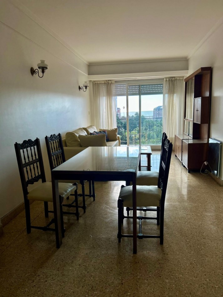 DEPARTAMENTO DE 3 AMBIENTES CON DEPENDENCIA. BALCONES SALIENTES CON VISTA A LA PLAZA Y EL MAR.
