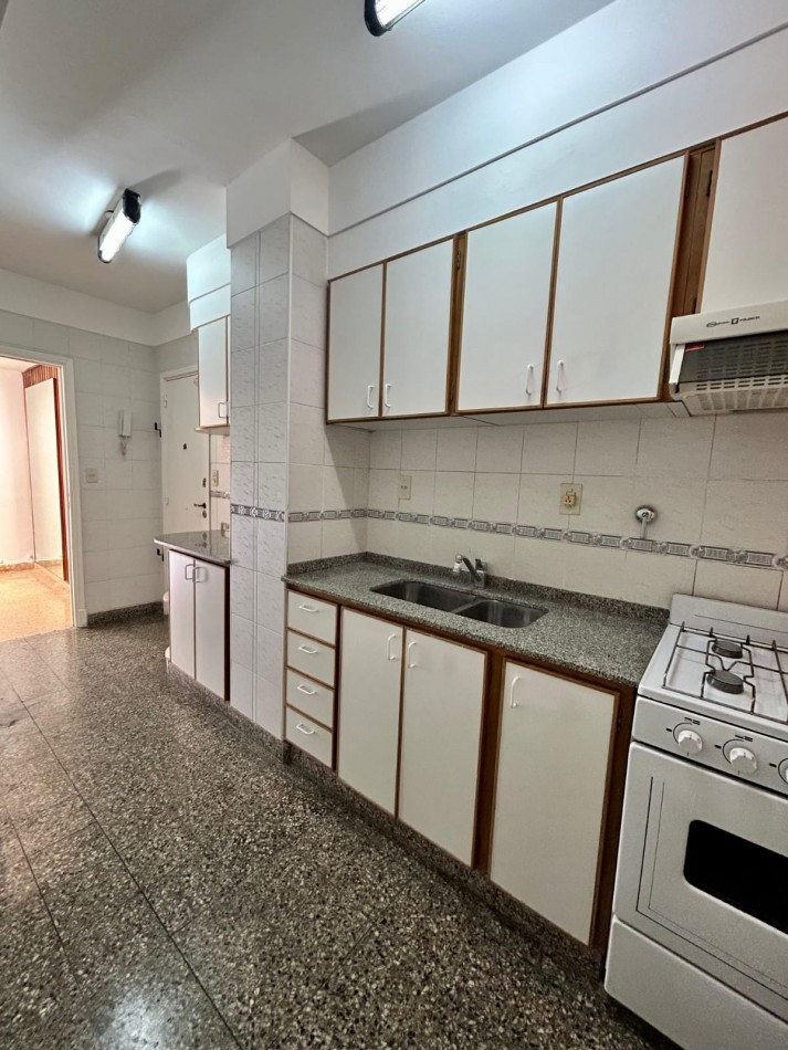 DEPARTAMENTO DE 3 AMBIENTES CON DEPENDENCIA. BALCONES SALIENTES CON VISTA A LA PLAZA Y EL MAR.