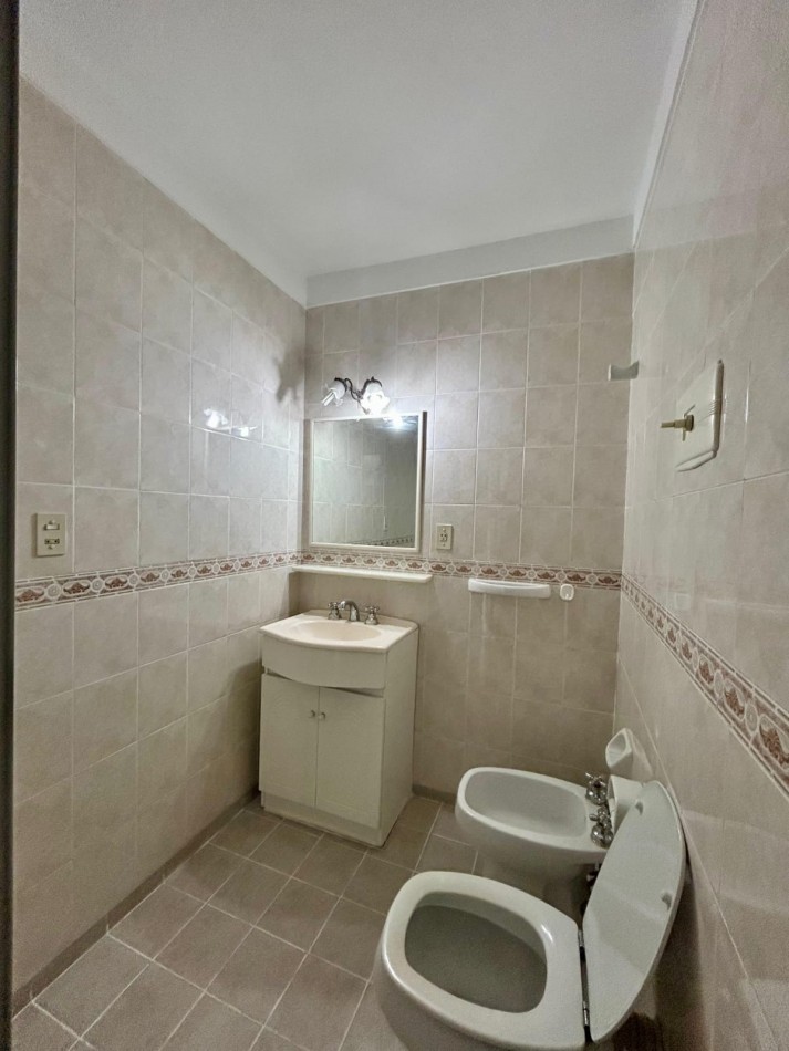 DEPARTAMENTO DE 3 AMBIENTES CON DEPENDENCIA. BALCONES SALIENTES CON VISTA A LA PLAZA Y EL MAR.