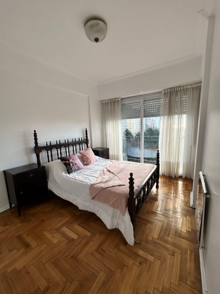 DEPARTAMENTO DE 3 AMBIENTES CON DEPENDENCIA. BALCONES SALIENTES CON VISTA A LA PLAZA Y EL MAR.