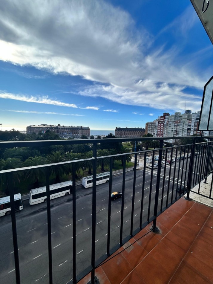 DEPARTAMENTO DE 3 AMBIENTES CON DEPENDENCIA. BALCONES SALIENTES CON VISTA A LA PLAZA Y EL MAR.