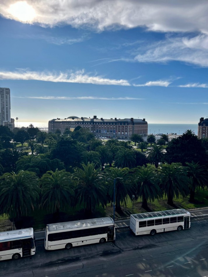 DEPARTAMENTO DE 3 AMBIENTES CON DEPENDENCIA. BALCONES SALIENTES CON VISTA A LA PLAZA Y EL MAR.