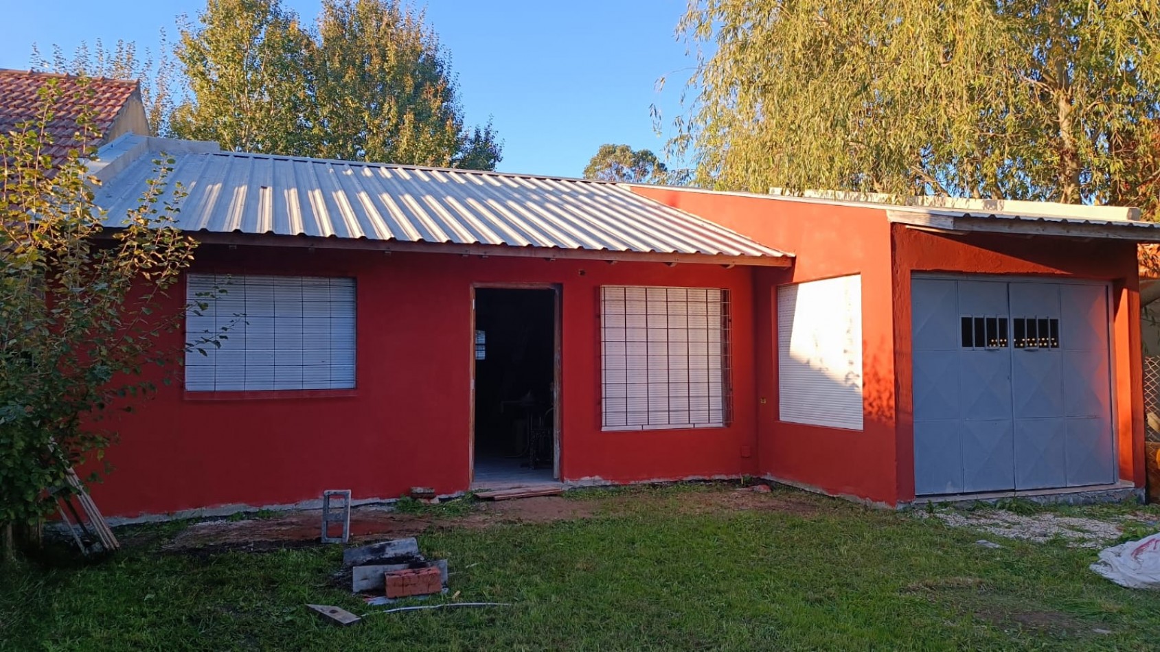 CASA DE 4 AMBIENTES CON GARAJE CUBIERTO. A ESTRENAR. SANTA CLARA