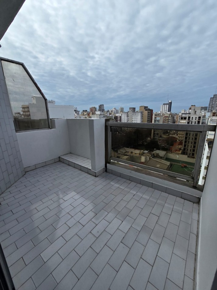 DEPARTAMENTO DE 2 AMBIENTES A LA CALLE CON BALCON SALIENTE Y COCHERA FIJA CUBIERTA.